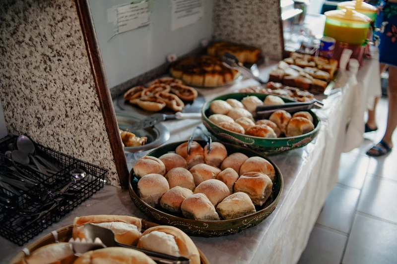 Buffet de café da manhã com pães frescos