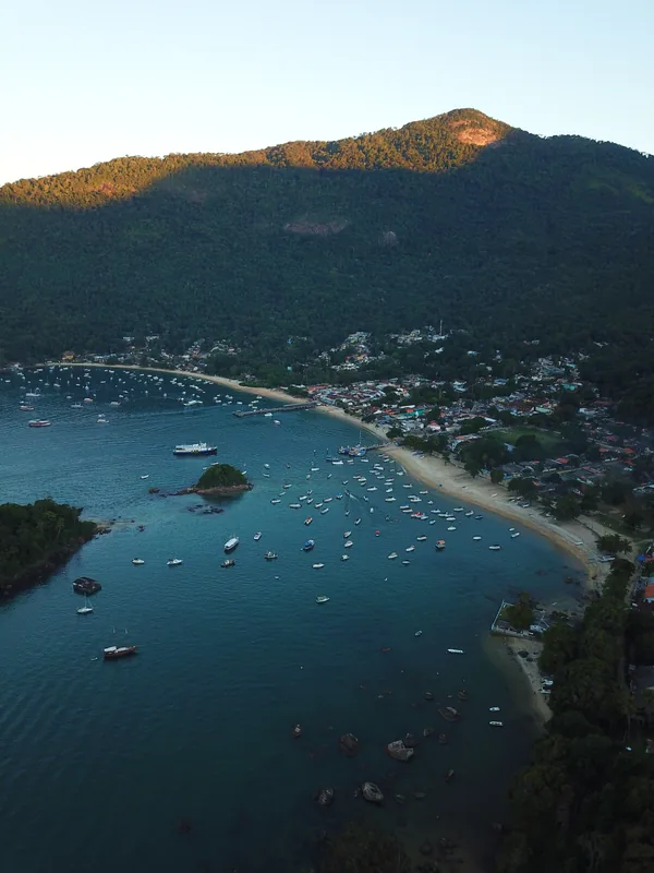 Vila do Abraão vista do mar