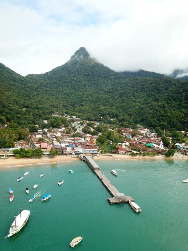 Vila do Abraão entre o mar e as montanhas
