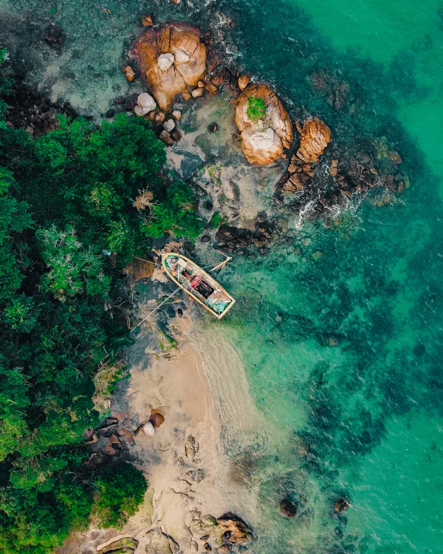 Praia de águas transparentes e pedras