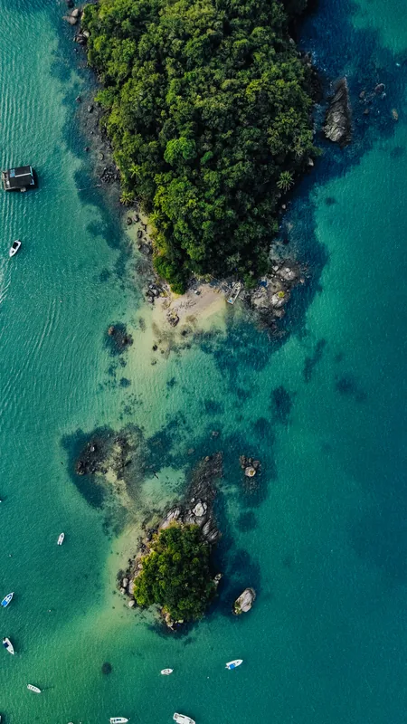 Ilhas em meio ao mar turquesa