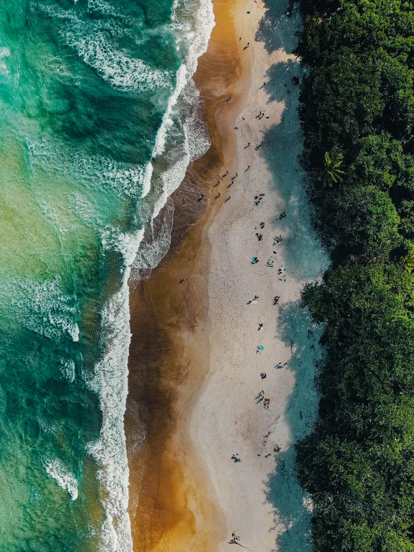 Ondas chegando à faixa de areia