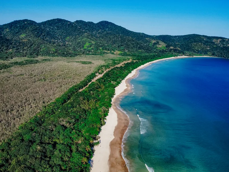 Costa de Ilha Grande e mar azul
