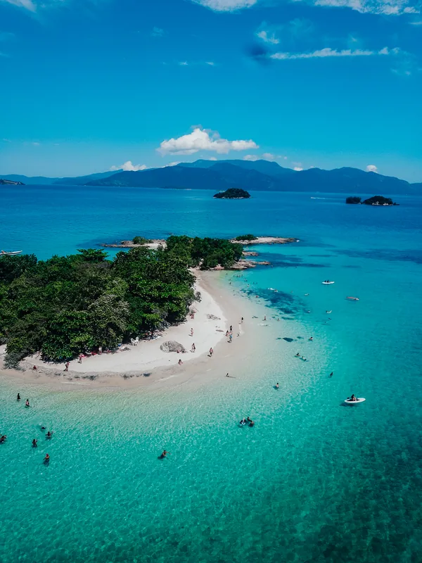 Ilha de areia clara em meio ao mar azul