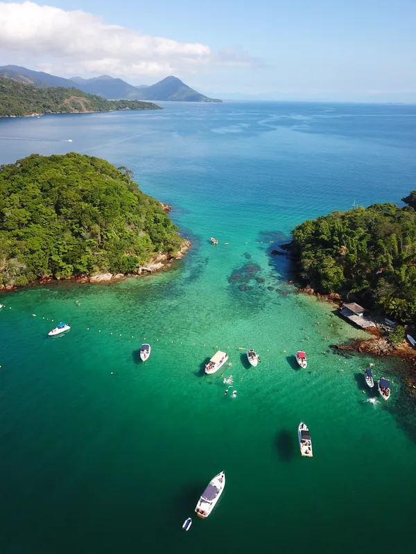 Mar e barcos em Ilha Grande