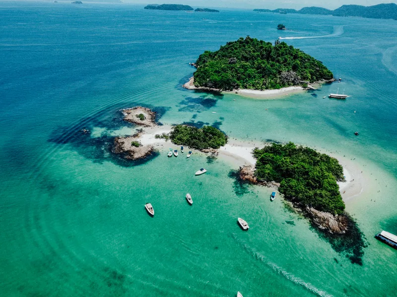 Pequenas ilhas cercadas por águas claras