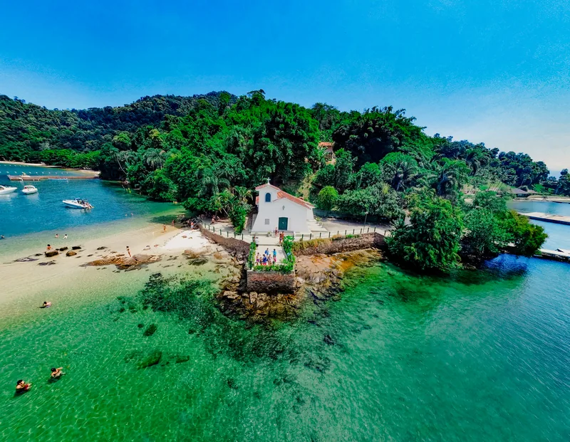 Igreja à beira do mar em Ilha Grande