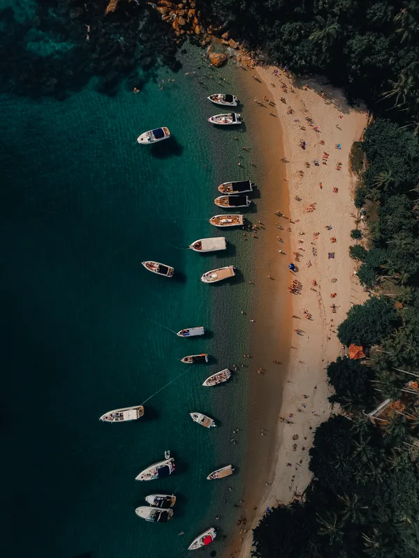 Barcos próximos à faixa de areia