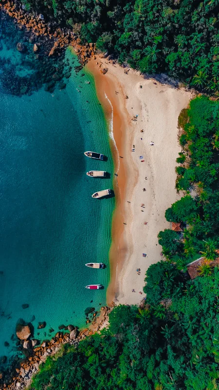 Praia estreita entre mata e mar