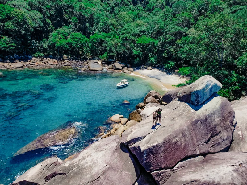 Mirante de pedras sobre uma enseada